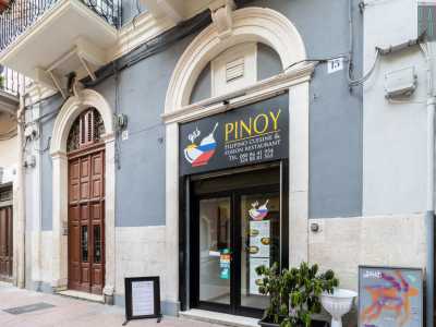 A confermare l�aspetto multiculturale-popolare del primo tratto di via Abbrescia c�� il ristorante filippino Pinoy, aperto nel 2022 dal cuoco Melvin e da suo cugino Alex ai piedi di una bassa palazzina turchese di inizio 900